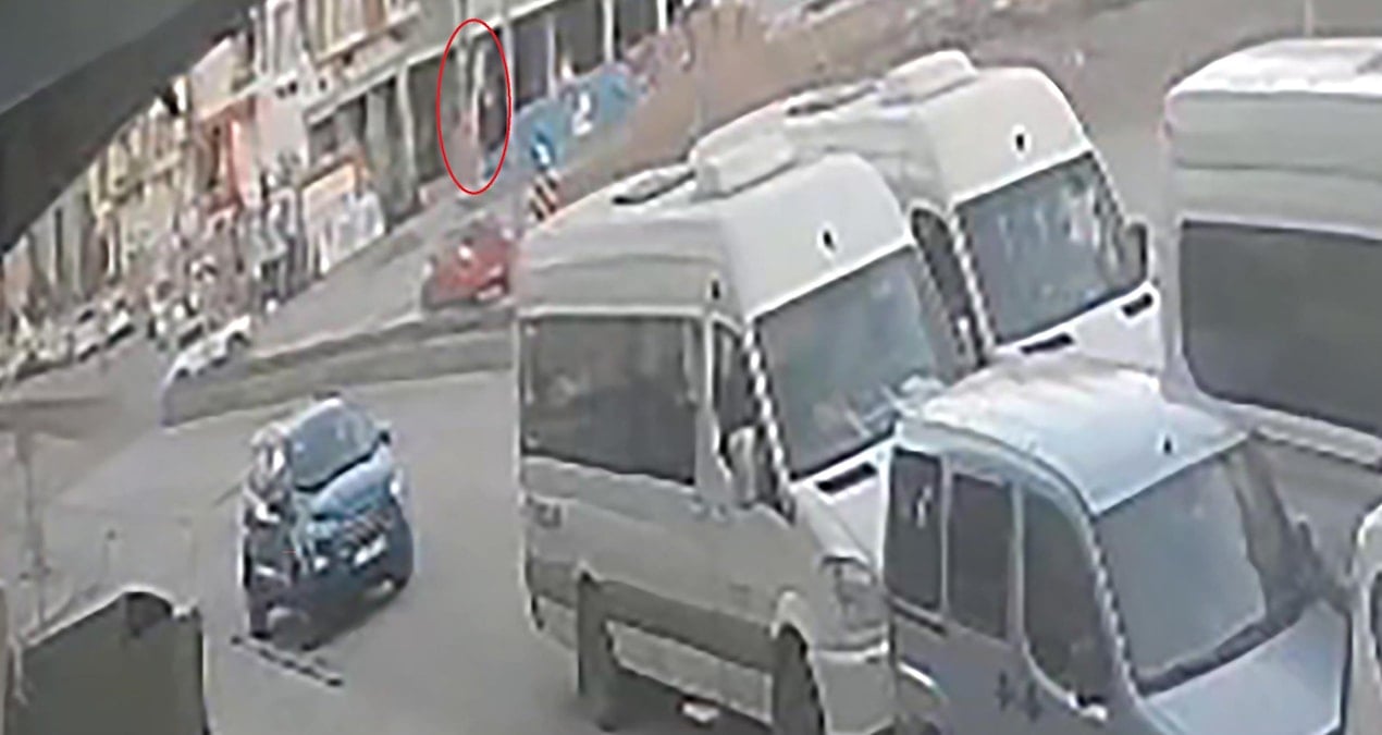 erzurumda feci olay kamerada 7nci kattan dusen isci oldu hcrQEkm9