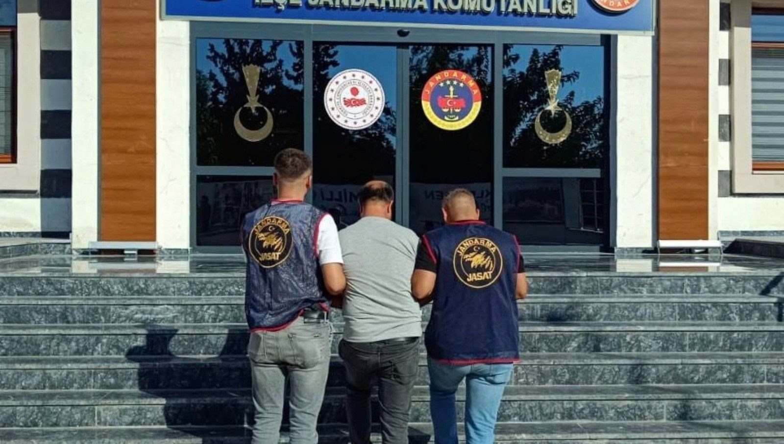 hirsizlik sucundan aranan kisi yakalandi Unrp76tv