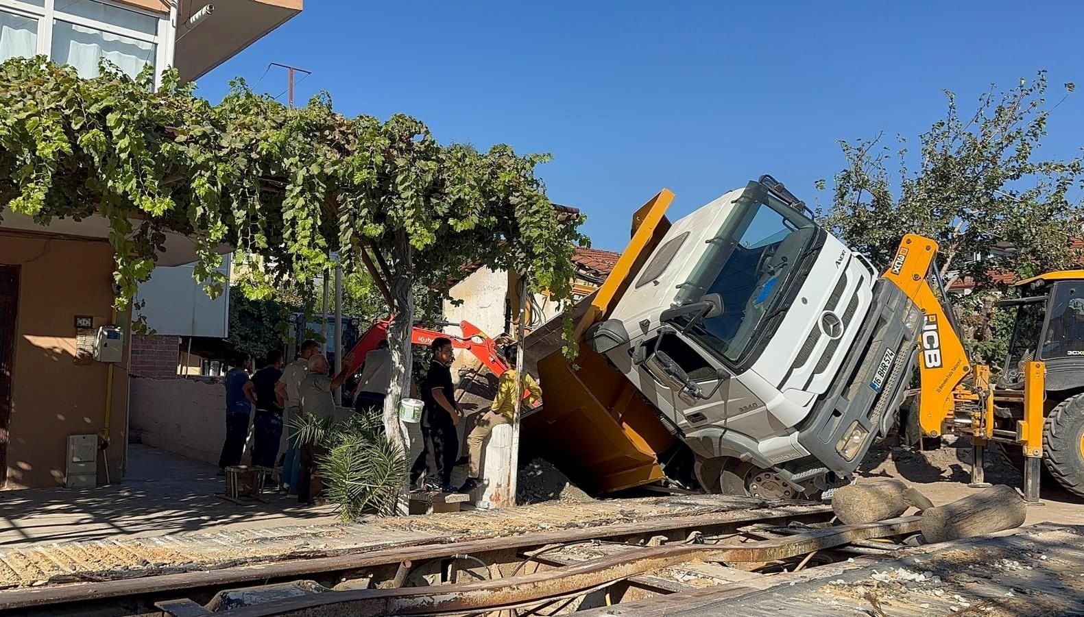 kum yuklu kamyon cukura dustu EBkQKZjq