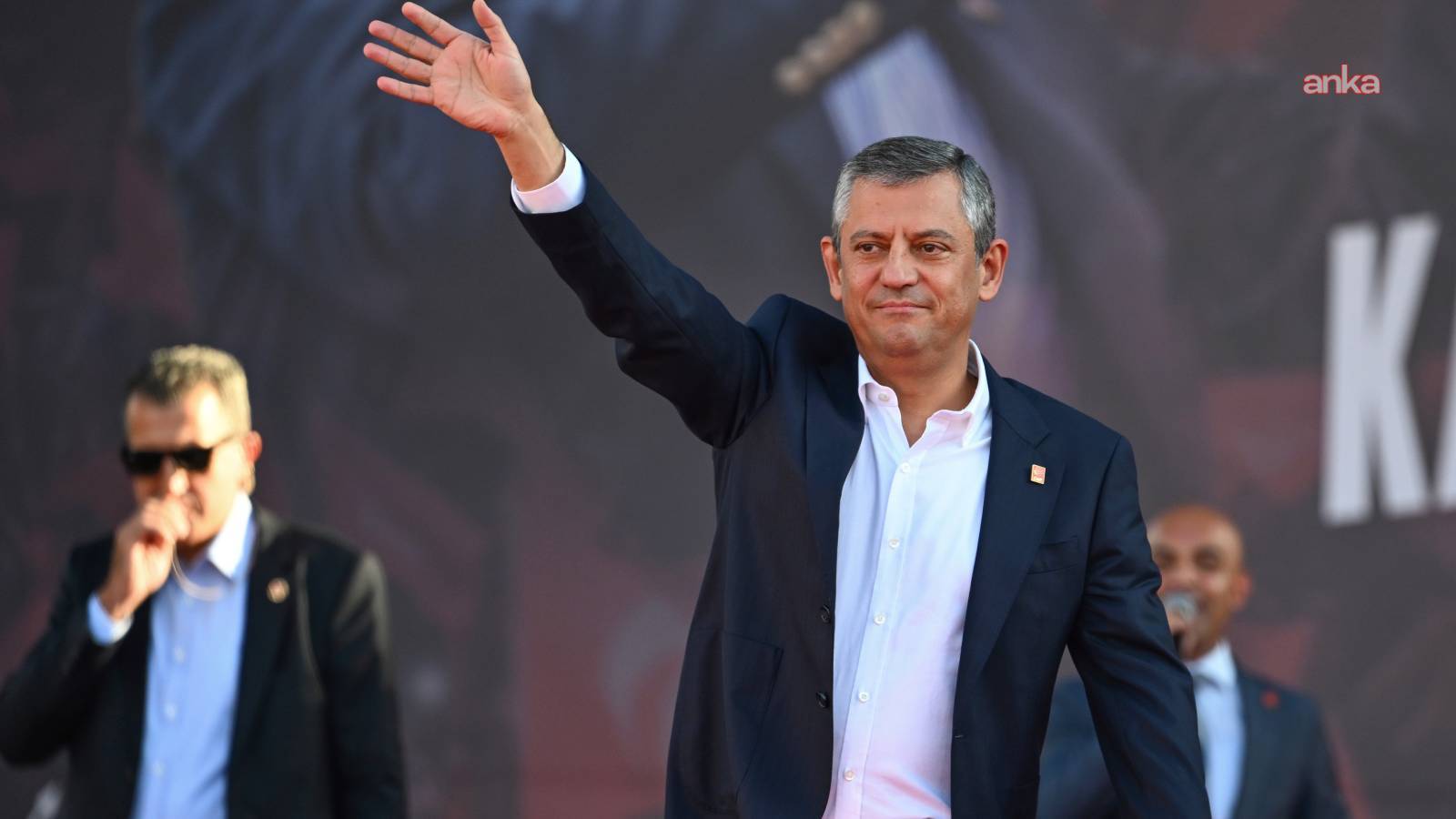 ozgur ozel avrupa sampiyonasi finalinde milletimize buyuk bir onur yasatan a milli erkek basketbol takimimizi ve teknik ekibi tebrik ediyorum AFcX8Pz1