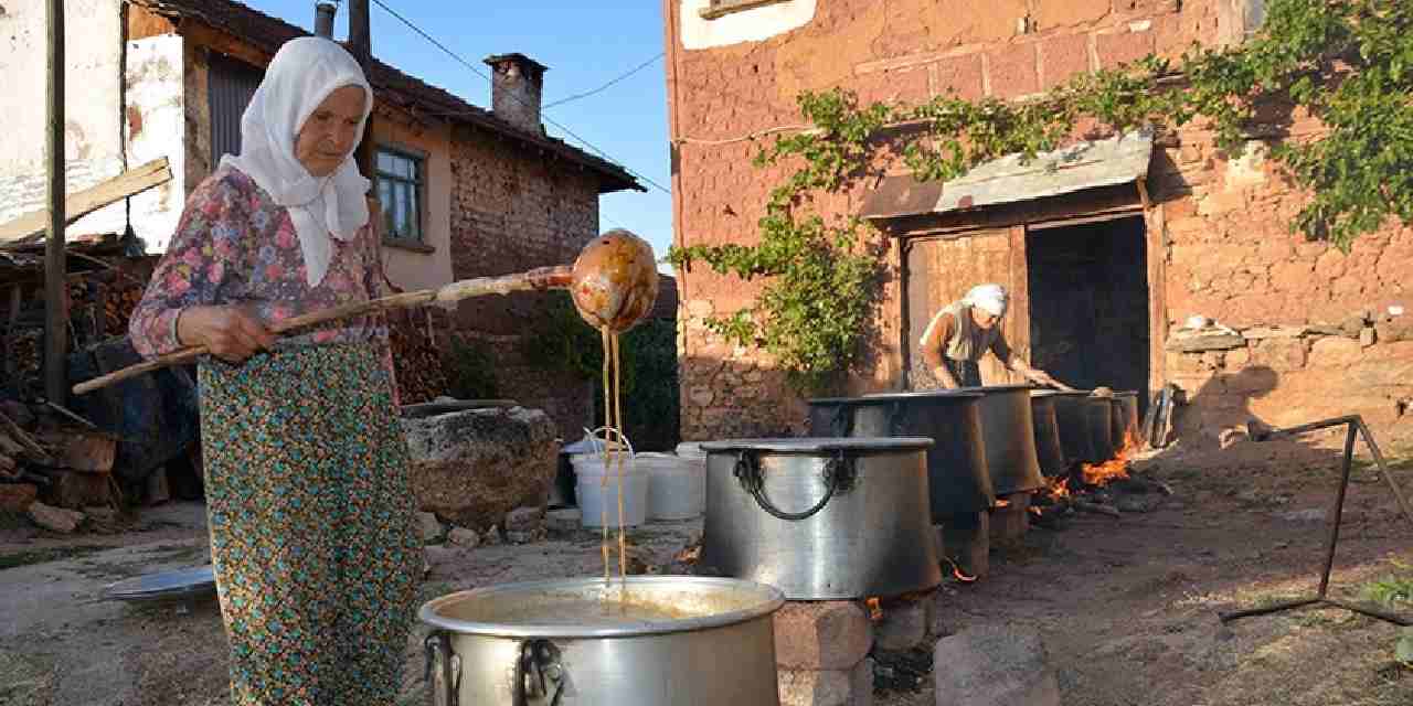 6 saat kazanlarda kaynatilip siseleniyor geleneksel yontemle hazirlaniyor yVJafJIQ.jpg