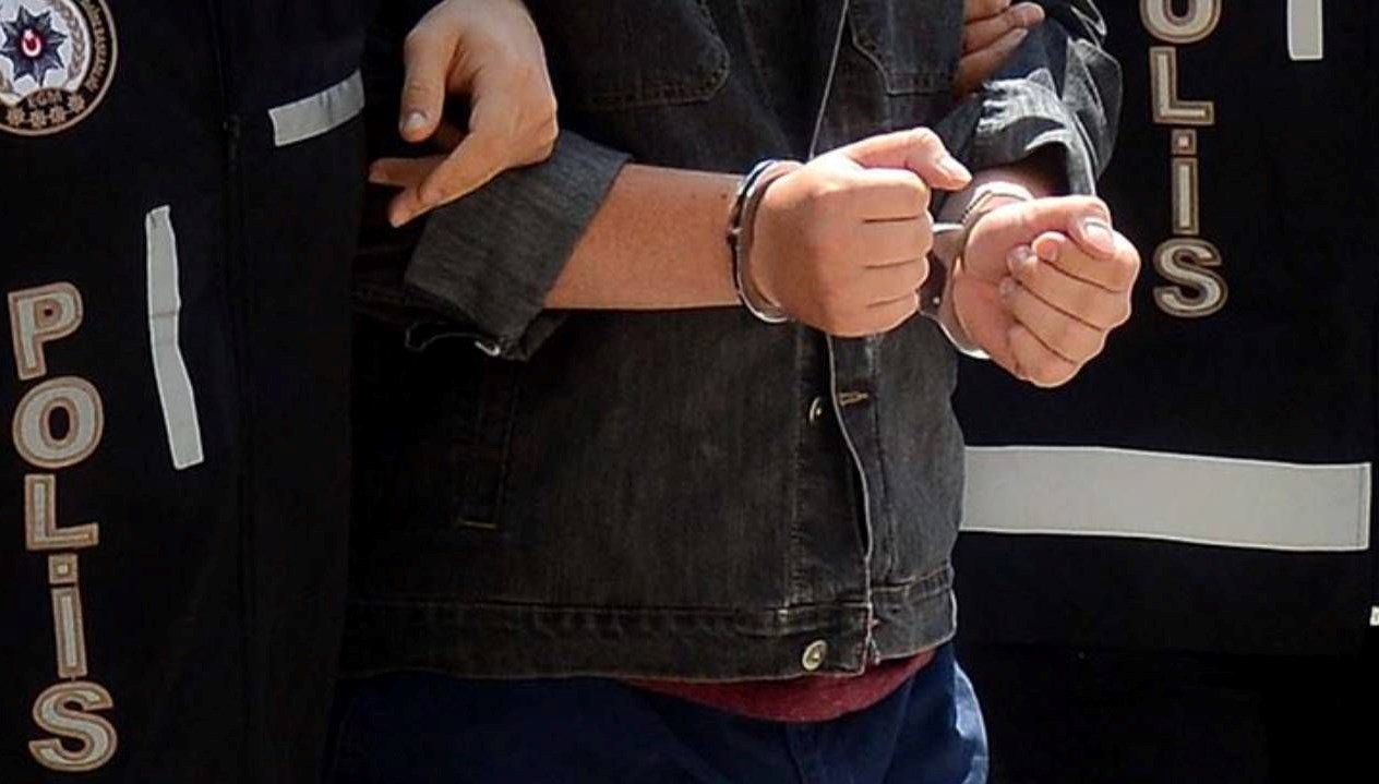 elindeki posetten silahlar cikti tutuklandi FTvhLaC4.jpg